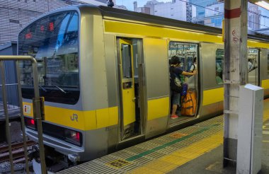 Tokyo, Japonya - 30 Haziran 2018. Commuters Japonya demiryolu Shinjuku İstasyonu Tren Platformu.
