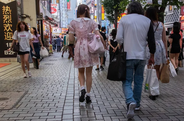 日本东京 2018年6月30日 在新宿步行街漫步的人群 — 图库照片