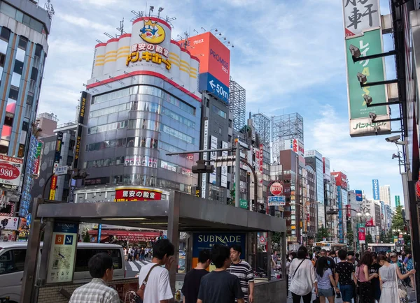 Tokyo Japan Juni 2018 Skaran Människor Som Vandrar Shinjuku Street — Stockfoto