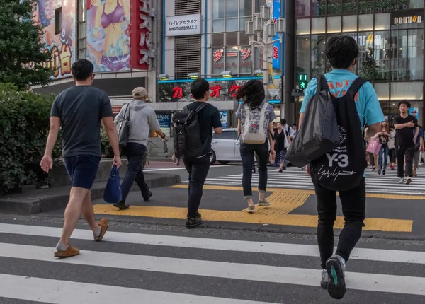 Tokyo, Japonya - 30 Haziran 2018. Kabukicho bölgesinde, Shinjuku karşıya insan kalabalığı.