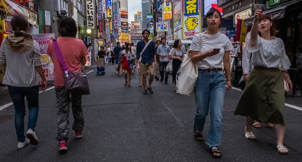 日本东京 2018年6月30日 在新宿歌舞伎町大街上漫步的人们人群 — 图库照片