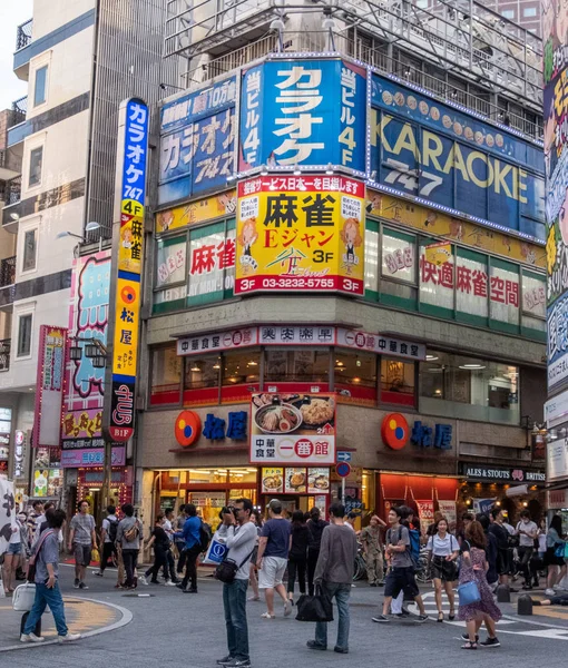 Токио Япония Июня 2018 Года Толпа Людей Идущих Улице Кабукичо — стоковое фото