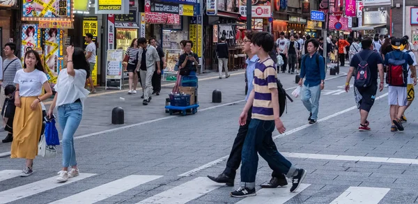 Tokyo, Japonya - 30 Haziran 2018. Turistler ve yerliler için Kabukicho, Shinjuku sokakta yürürken, kalabalık.