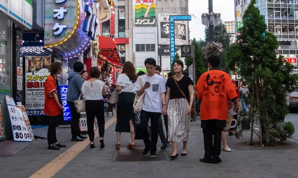 日本东京 2018年6月30日 在新宿歌舞伎町大街上漫步的游客和当地人人群 — 图库照片