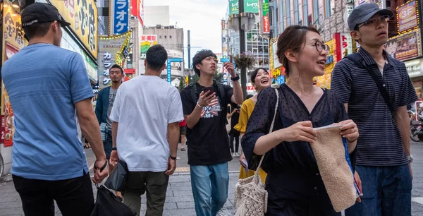 Tokyo, Japonya - 30 Haziran 2018. Turistler ve yerliler için Kabukicho, Shinjuku sokakta yürürken, kalabalık.