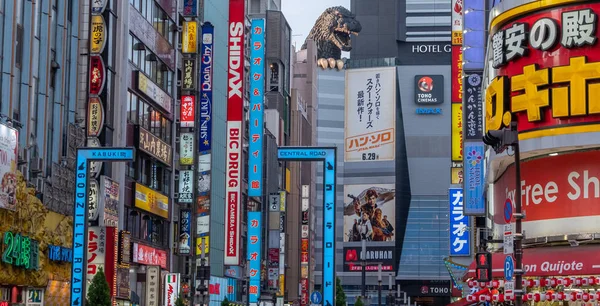 2018 東京都 新宿歌舞伎町地区の通りを見下ろす人気の日本ポップ Cilture モンスター ゴジラ — ストック写真