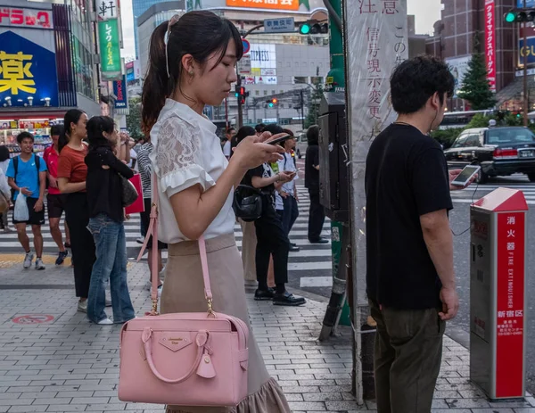 Tokyo Japan Juni 2018 Japanisches Mädchen Mit Smartphone Wartet Darauf — Stockfoto