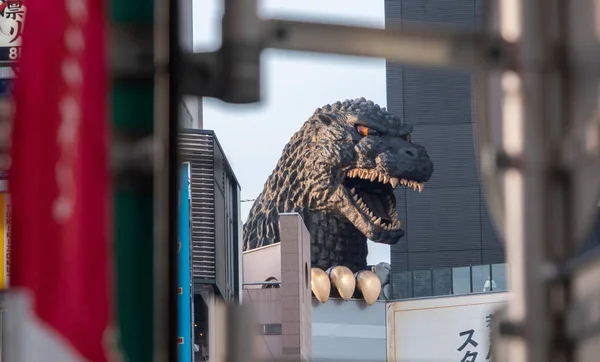Tokyo, Japonya - 30 Haziran 2018. Kabukicho bölgesinde, Shinjuku bir sokağa bakan Godzilla, popüler Japon pop cilture canavar,.