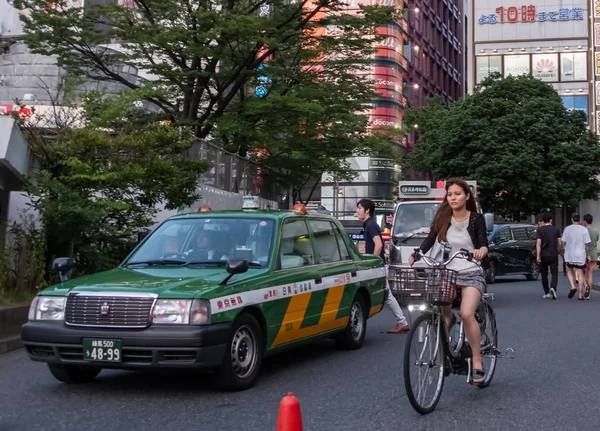 Tokio Japonia Czerwca 2018 Japoński Dziewczyna Jazda Rowerze Przez Taksówkę — Zdjęcie stockowe