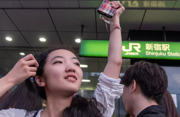 Toquio Japão Junho 2018 Japonês Menina Segurando Smartphone Japão Railway — Fotografia de Stock