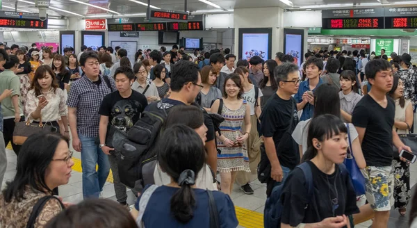 Tokio Japón Junio 2018 Cercanías Caminando Entre Plataformas Estación Tren — Foto de Stock