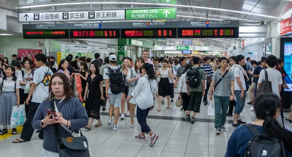 Tokyo, Japonya - 30 Haziran 2018. Japonya demiryolu Shinjuku İstasyonu platformları arasında yürüyüş commuters.