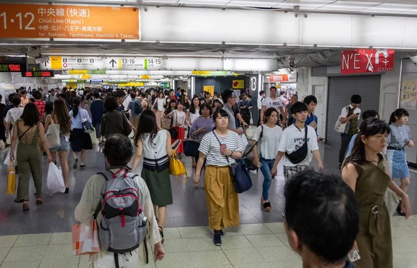 Toquio Japão Junho 2018 Commuters Caminhando Entre Plataformas Japão Estação — Fotografia de Stock