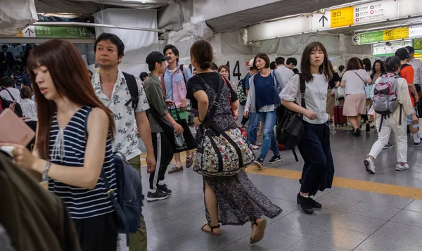 Tokyo Japan Juni 2018 Pendler Die Zwischen Bahnsteigen Japanischen Bahnhof — Stockfoto