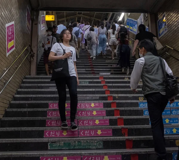 Tokio Japón Junio 2018 Cercanías Plataforma Escaleras Japón Ferrocarril Shinjuku — Foto de Stock