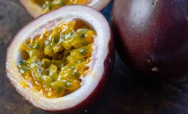 Ahşap arka planda tutku meyvesi