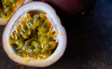 Ahşap arka planda tutku meyvesi