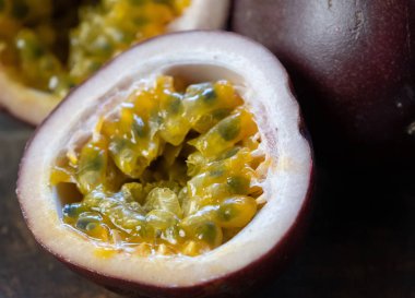 Ahşap arka planda tutku meyvesi