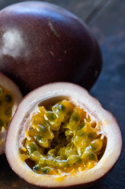 Ahşap arka planda tutku meyvesi