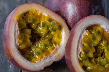 Ahşap arka planda tutku meyvesi