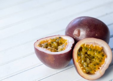 Ahşap arka planda tutku meyvesi