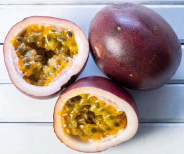 Ahşap arka planda tutku meyvesi