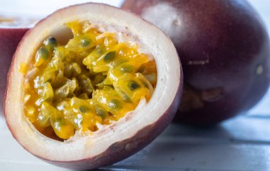 Ahşap arka planda tutku meyvesi