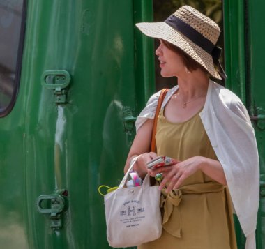 Tokyo, Japonya - 1 Temmuz 2018. Hachiko Meydanı, Shibuya şapkalı Japon kadın