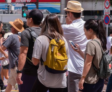Tokyo, Japonya - 1 Temmuz 2018. Hachiko Meydanı, Shibuya yabancı turist
