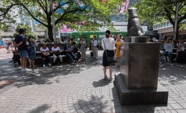 Tokyo, Japonya - 1 Temmuz 2018. Shibuya ünlü Hachiko köpek heykeli ile fotoğraf çekmek turist