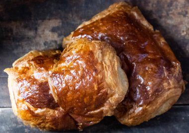 Puf böreği unutulmamalı ahşap arka plan üzerinde