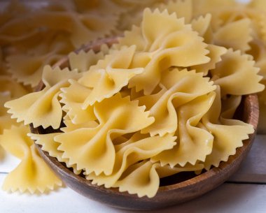 Farfalle Yapıştır ahşap arka plan üzerinde kurutulmuş