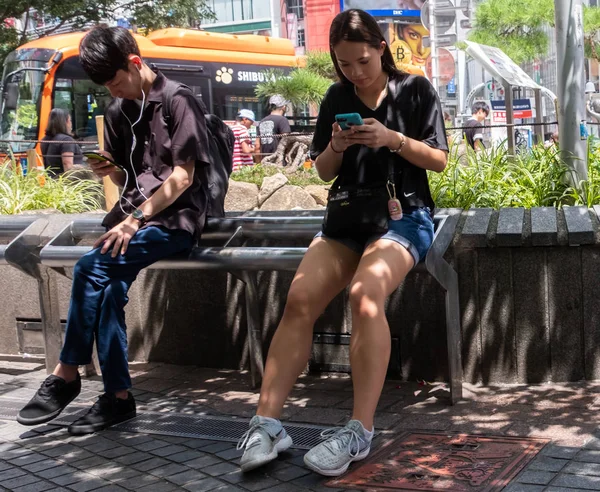 Tokyo Japonya Temmuz 2018 Hachiko Meydanı Shibuya Smartphone Ile Güzel — Stok fotoğraf