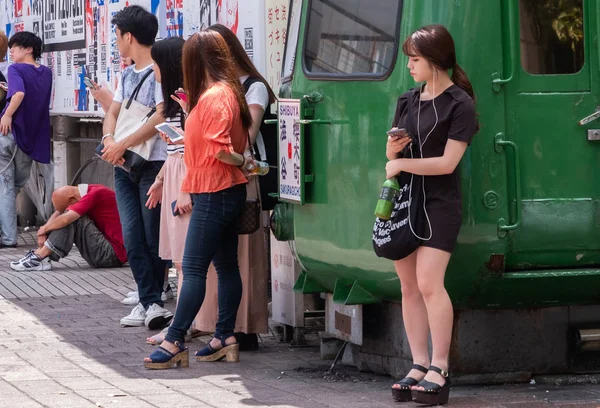 Tokio Japón Julio 2018 Jóvenes Japoneses Pasando Rato Plaza Hachiko — Foto de Stock