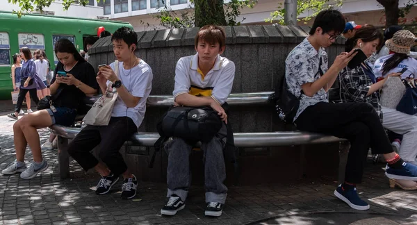Τόκιο Ιαπωνία Ιουλίου 2018 Άτομα Που Κρεμούν Έξω Στην Πλατεία — Φωτογραφία Αρχείου