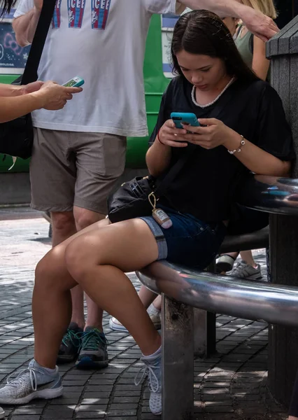 Tokyo Japan Juli 2018 Vackra Gitl Med Smartphone Hachiko Square — Stockfoto