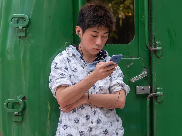 Tokyo Giappone Luglio 2018 Uomo Giapponese Con Smartphone Piazza Hachiko — Foto Stock