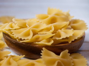 Farfalle Yapıştır ahşap arka plan üzerinde kurutulmuş