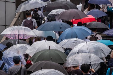 Tokyo, Japonya - 4 Temmuz 2018. Shibuya içinde merdivenlerden yukarı yürümek şemsiye ile yaya.