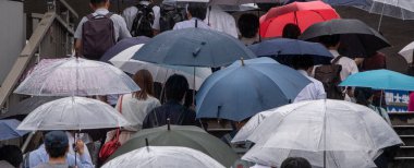Tokyo, Japonya - 4 Temmuz 2018. Shibuya içinde merdivenlerden yukarı yürümek şemsiye ile yaya.
