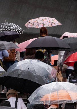Tokyo, Japonya - 4 Temmuz 2018. Shibuya içinde merdivenlerden yukarı yürümek şemsiye ile yaya.