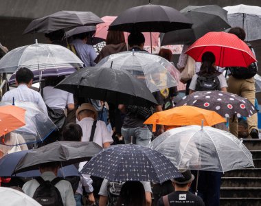 Tokyo, Japonya - 4 Temmuz 2018. Shibuya içinde merdivenlerden yukarı yürümek şemsiye ile yaya.