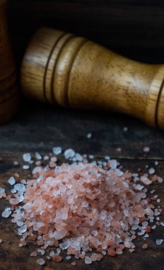 Himalaya tuz ahşap tahta üzerinde