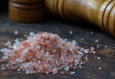 Himalaya tuz ahşap tahta üzerinde