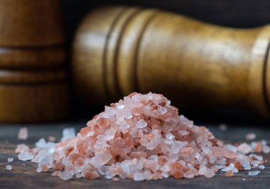 Himalaya tuz ahşap tahta üzerinde