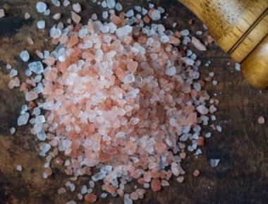 Himalaya tuz ahşap tahta üzerinde