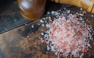 Himalaya tuz ahşap tahta üzerinde