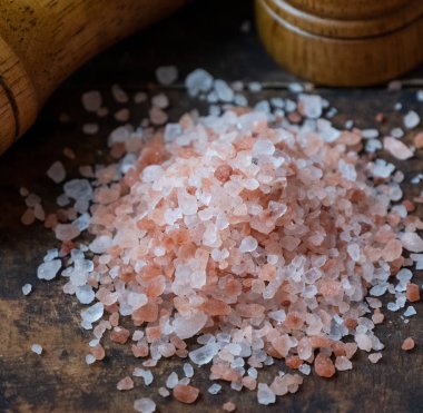 Himalaya tuz ahşap tahta üzerinde