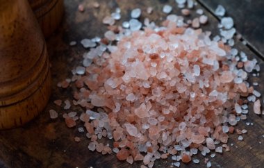 Himalaya tuz ahşap tahta üzerinde