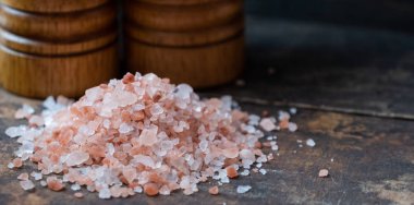 Himalaya tuz ahşap tahta üzerinde
